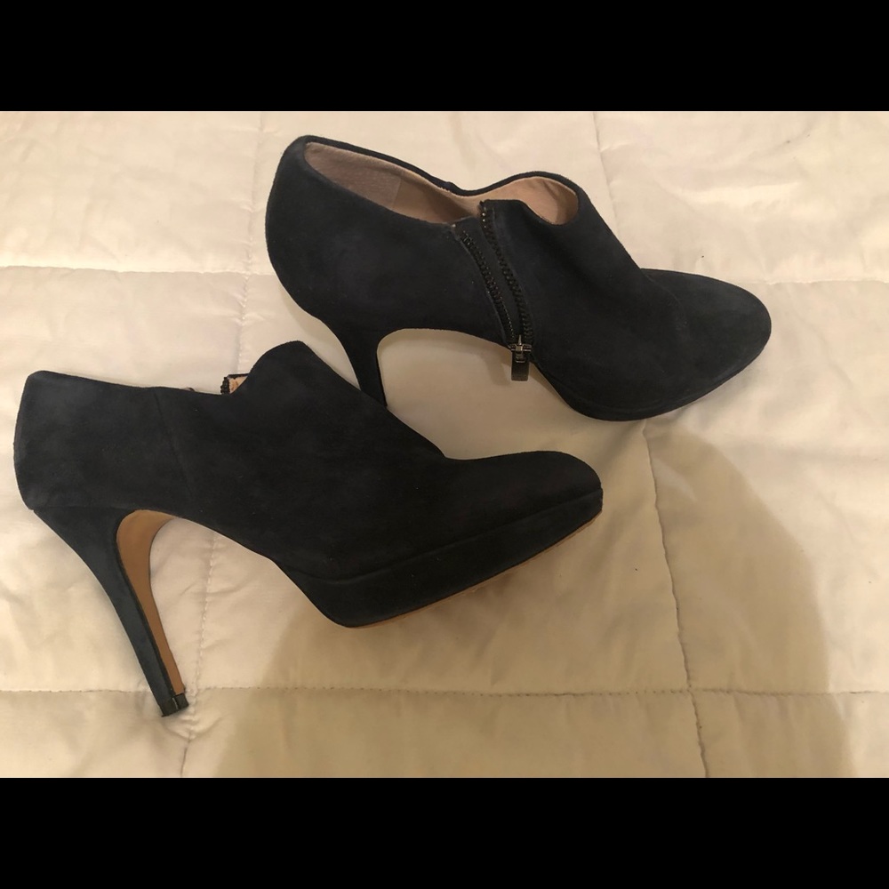 Vince Camuto Blue Suede platform ankle booties. Size 9 - Picture 3 of 6
